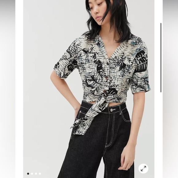URBAN OUTFITTERS Fawn Printed Tie Front Crop Top in Black Motif - Picture 2 of 16